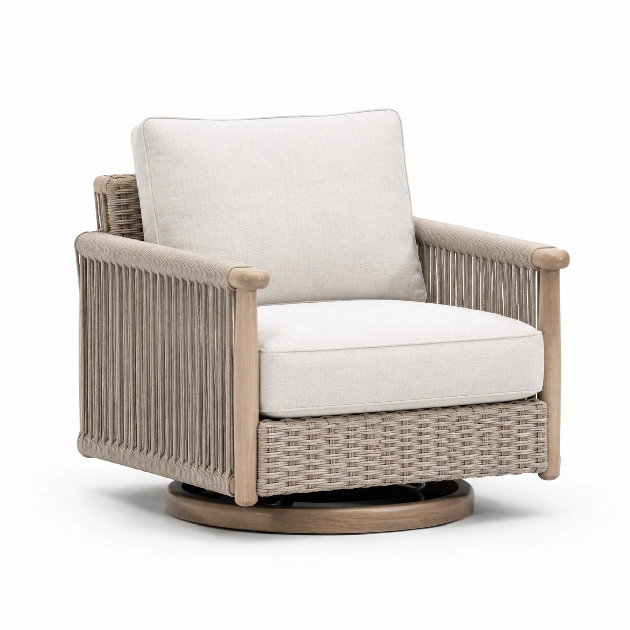 Sillón giratorio de madera y ratán con cojín de poliéster beige