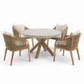 Conjunto de comedor al aire libre de teca y concreto con sillas de cuerda y cojines beige
